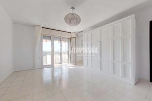 FONTE LAURENTINA - Quadrilocale con terrazzo abita