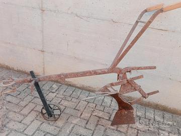 Antico aratro da giardino 