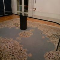 Tavolino in vetro con curva ed appoggio in marmo