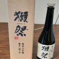 bottiglia vuota di sake con confezione 