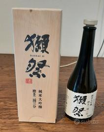 bottiglia vuota di sake con confezione 