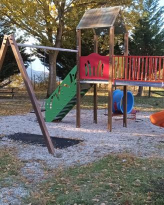 giochi da esterno e panche