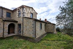 Porzione di casale parzialmente ristrutturata