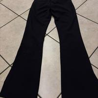 pantaloni neri a zampa