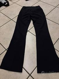 pantaloni neri a zampa