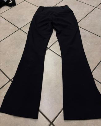 pantaloni neri a zampa