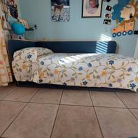 Letto singolo con testata e fianco imbottiti