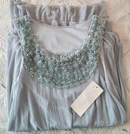 Top elegante grigio perla con rose in rilievo 