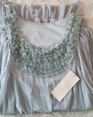 Top elegante grigio perla con rose in rilievo 