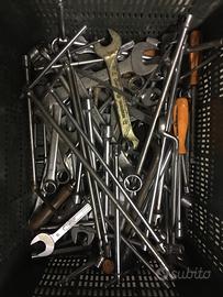 Chiavi inglesi diverse modelli e misure