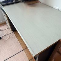 Scrivania, cassettiera e poltrona ufficio.