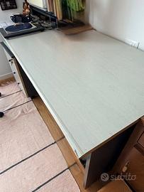 Scrivania, cassettiera e poltrona ufficio.