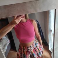 Completo top più pantaloncini rosa.