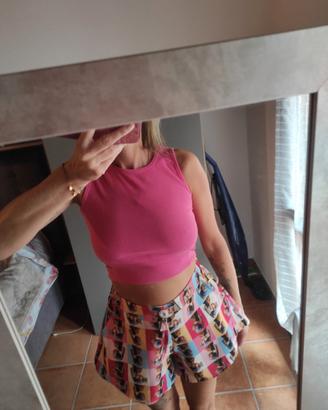 Completo top più pantaloncini rosa.