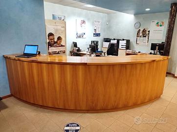 Banco Accettazione / Reception in Rovere
