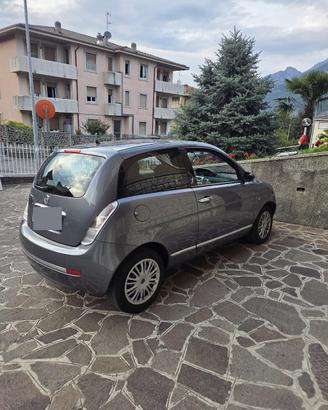 lancia y