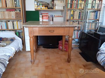 Tavolo con piano in marmo