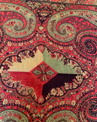 Sciarpa rossa con disegni etnici