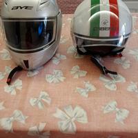 due caschi 