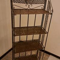 Scaffalatura in metallo e vimini con ruote.