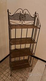 Scaffalatura in metallo e vimini con ruote.