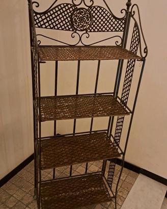 Scaffalatura in metallo e vimini con ruote.