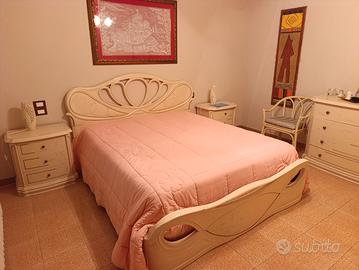 camera da letto colore panna.