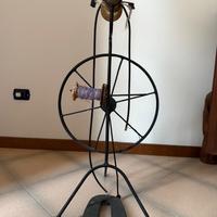 Antico arcolaio/filatoio in ferro e legno