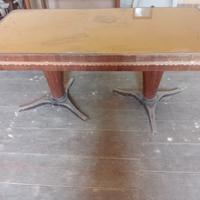 vecchio tavolo con vetro 