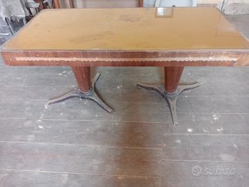 vecchio tavolo con vetro 