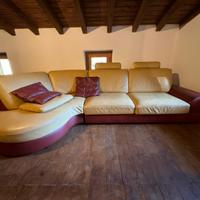 Divano in pelle con chaiselongue