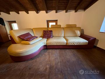 Divano in pelle con chaiselongue