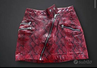 Minigonna rossa effetto serpente Bershka con zip