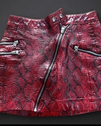 Minigonna rossa effetto serpente Bershka con zip