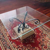 Tavolino con piano in vetro e base in pietra