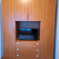 Armadio con spazio Tv e cassettiera