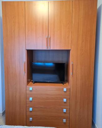 Armadio con spazio Tv e cassettiera
