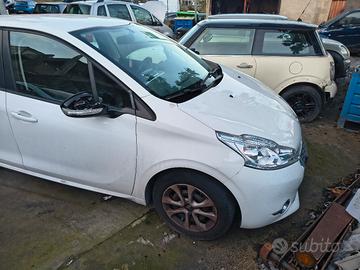Peugeot 208 con motore guasto