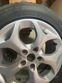 Gomme auto complete di cerchi in lega