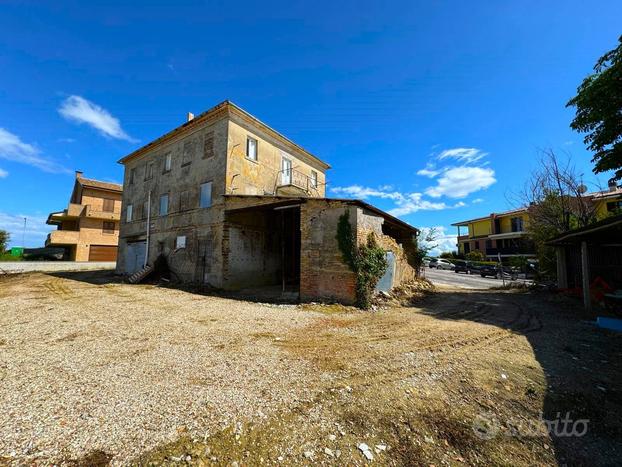 Casa Colonica con Terreno - Montegranaro