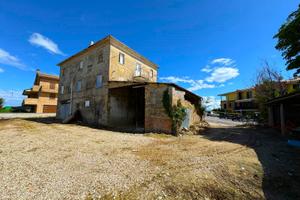 Casa Colonica con Terreno - Montegranaro
