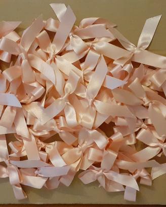 Piccoli fiocchi di raso rosa