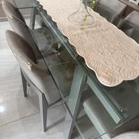 Tavolo con sedie e sgabelli