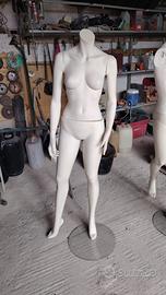 Manichino donna senza testa