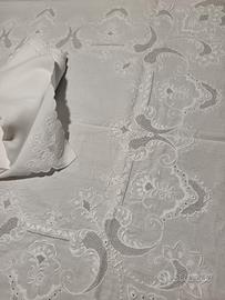 tovaglia da 12 ricamata a mano su lino bianco. 