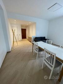 Stanza in appartamento di 100 m² a Milano