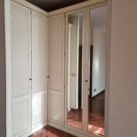Armadio ad angolo laccato avorio