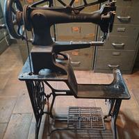 Macchina da cucire Singer 29 k 71 