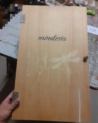 armadietto in legno artigianale vintage 