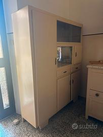 Credenza da cucina vintage con vetrina